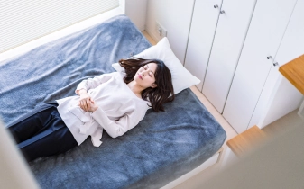 ベッドで安らぐ女性