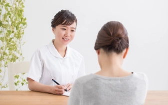 ヒアリングする女性スタッフ