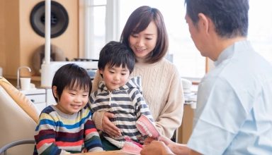 親子で歯科検診をしている写真