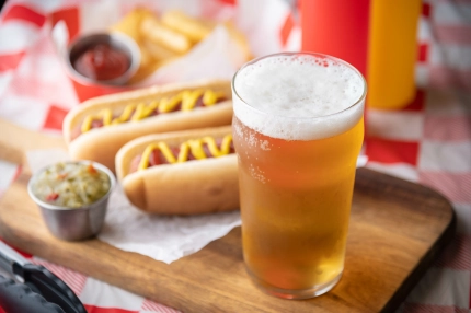 ホットドックとドリンク