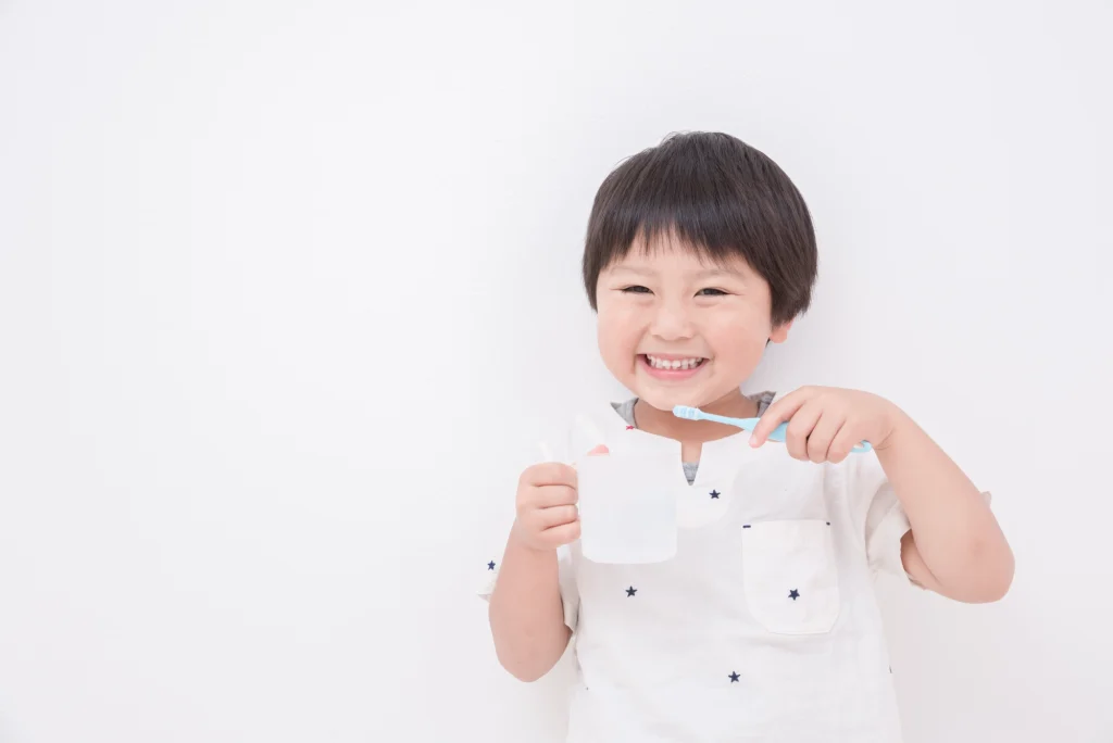 子供が歯磨きをしている写真