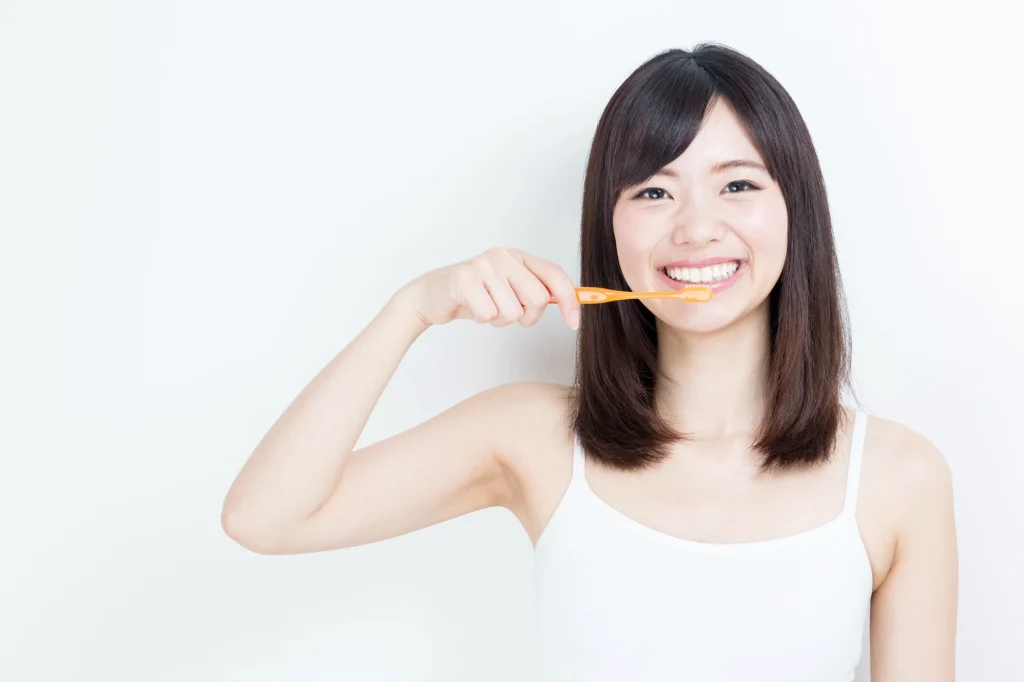 歯磨きをする女性